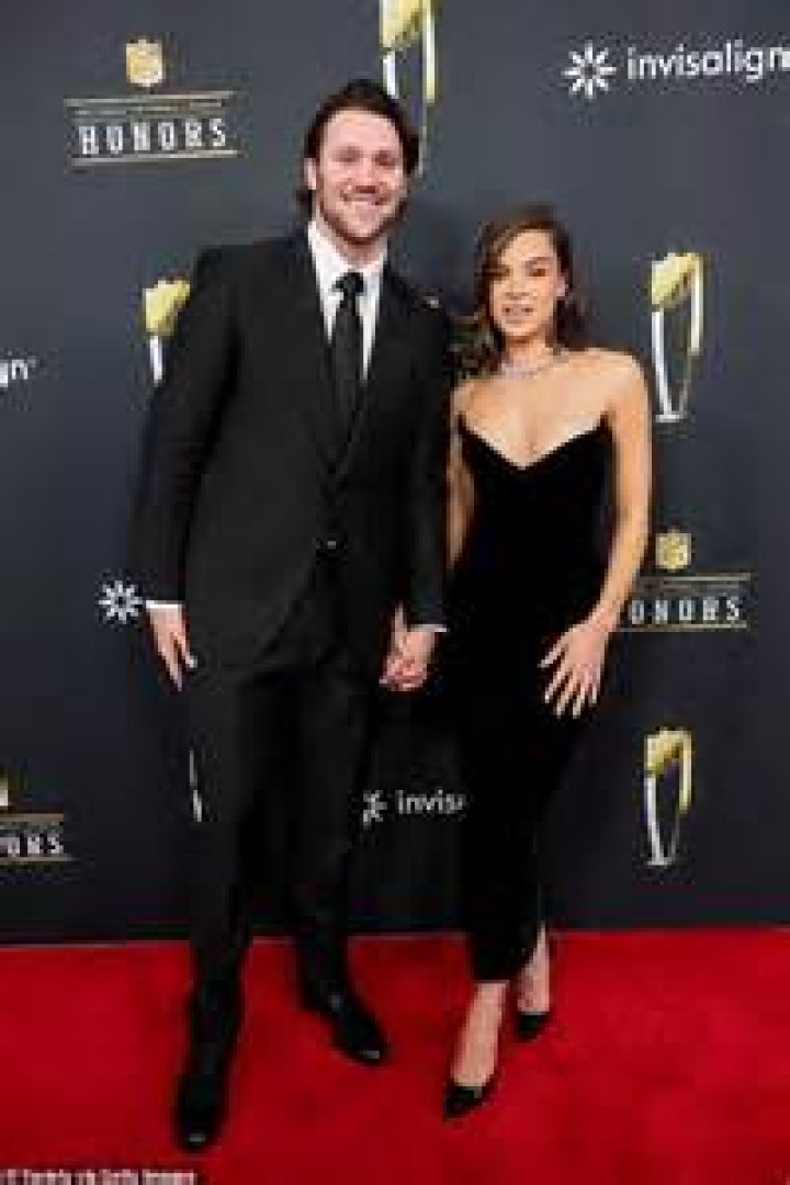 Is Hailee Steinfeld Dating Anyone Right Now? Know About Her Dating History.